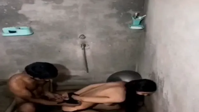 Pakistani Neighbor Girl Bathroom Fuck - Desi Padosi Ki Chudai