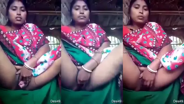 Indian Village Woman Masturbation - Horny Bhabhi Playing With Her Pink Pussy