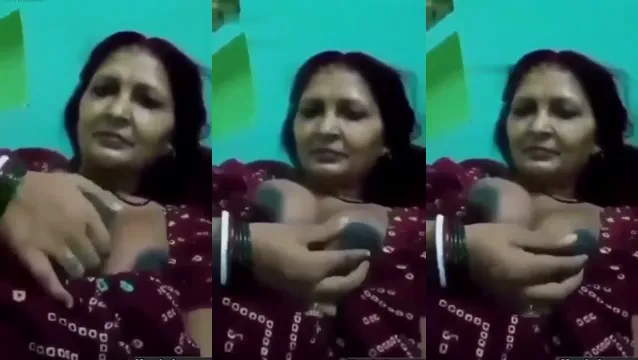 Desi Aunty Boobs Show - দেশি আন্টির বুবস দেখুন হট শো