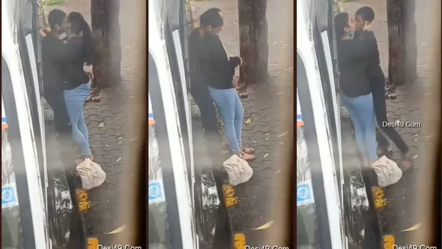 Indian Lovers Roadside Romance Leaked MMS - Secret Filming of Passionate Kissing and Pussy Play