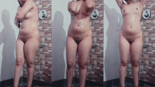 Badevideo von Latika Bhabhi – Sehen Sie sich Latika Bhabhis sexy Bad an