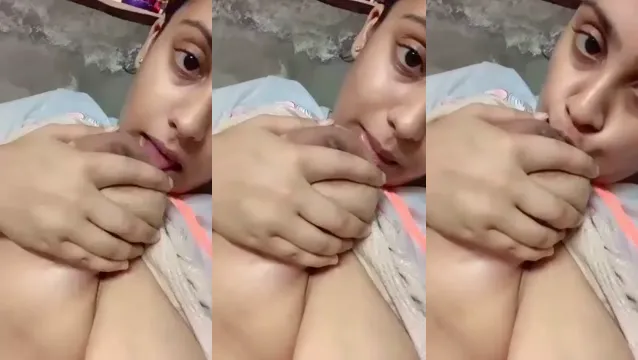 Watch Desi Girl suce ses seins lors d'un appel vidéo - Fuite d'une tease coquine full viral video leaked