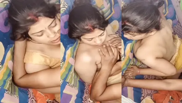 Indian Bhabhi Fucked After Spitting On Her Wet Pussy - Horny Husband Night Fuck
