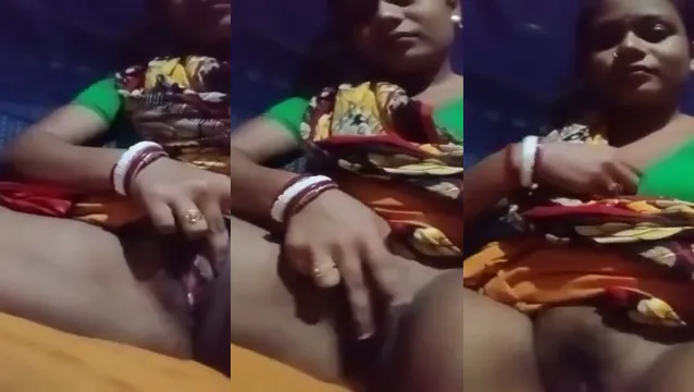 Village Bhabhi Finger Fucking Her Wet Pussy - Horny Desi Milf Masturbating
