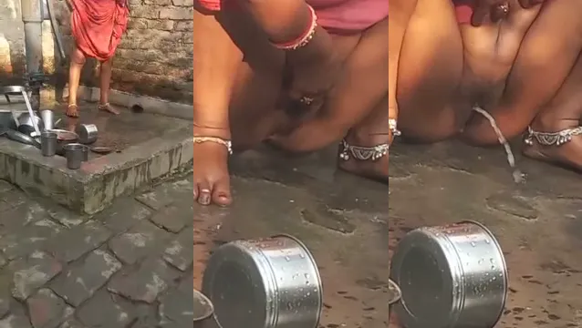 Vídeo de urina de Desi Bhabhi - cena de urina quente de Bihari Bhabhi