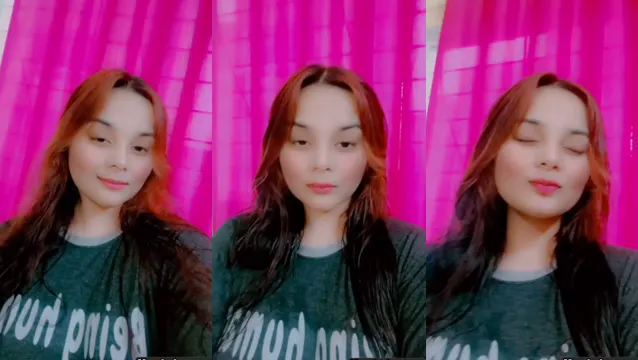 La ragazza carina Desi mostra le tette - Guarda le tette strette della ragazza carina Desi