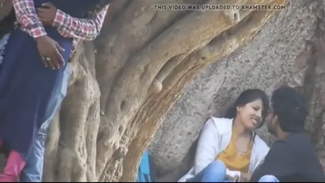 Park Girlfriend Blowjob Video - পার্কে গার্লফ্রেন্ড চুষে খাওয়া হট সিন