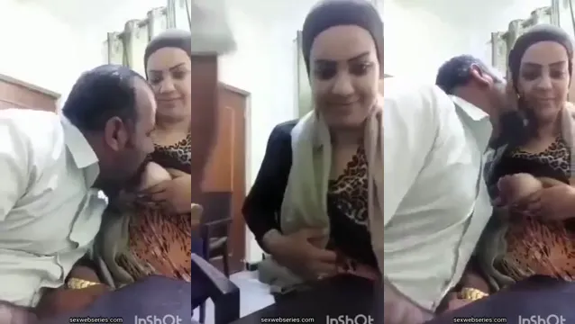 Watch Muslim Aunty Hot Boobs Squeeze - দেশী BF সাথে 🔥 full viral video leaked