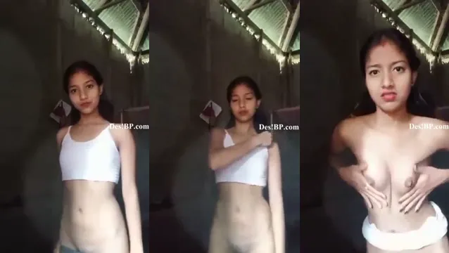 Skinny Desi Girl Horny Masturbation Boobs Show - পাতলা হট গার্লের বুক ফ্ল্যাশ 🔥