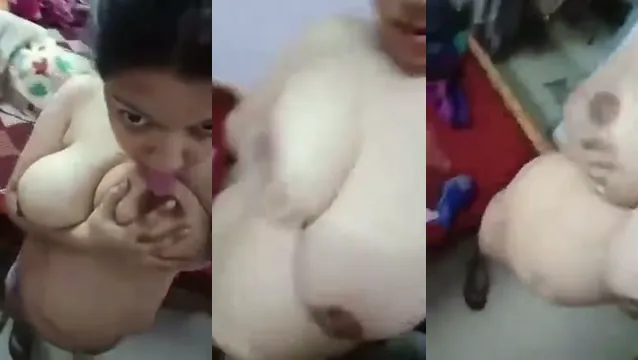 Desi Hot Aunty Boobs Show - গরম দেশী মহিলার বুবস ঝলকানো 🔥