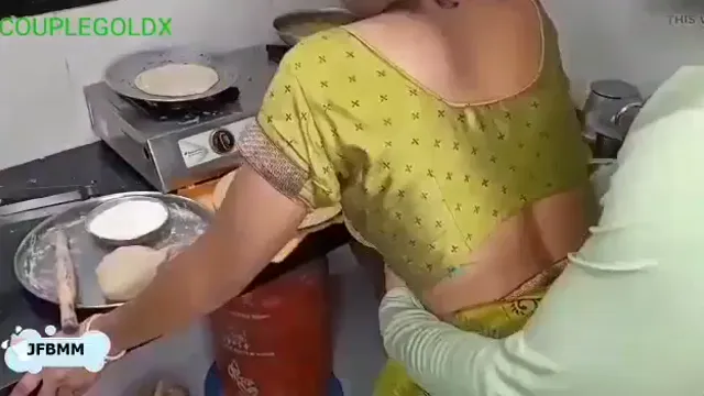 Naughty Devar Kitchen Bhabhi Sex - রান্নাঘরে পিছন হট শো!