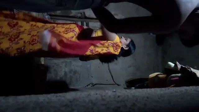 Village Saree Boobs Leaked - গ্রাম বউ দুধ ঝুলিয়ে ধোন টিপছে!