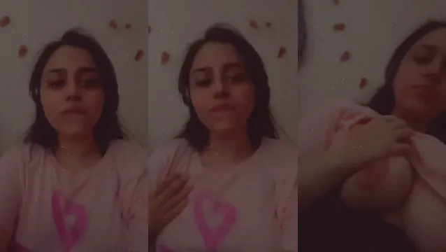 Desi Girl Big Boobs Pressing - Le grandi tette della ragazza Desi premono in modo divertente
