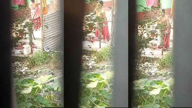 Banho ao ar livre de Desi Bhabhi - Vídeo de banho ao ar livre de Desi Bhabhi