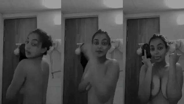Desi Shy Girl Boobs Show - Zie de borsten van Shy Desi Girl