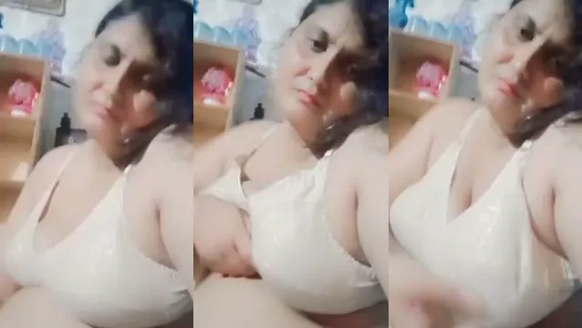 Video Pertunjukan Payudara Paki Bhabhi - Adegan Panas Pertunjukan Payudara Paki Bhabhi