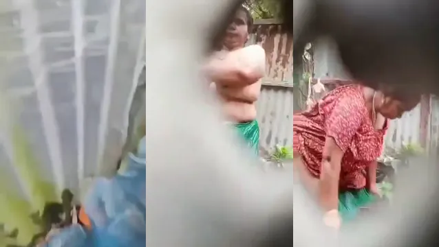 Desi Bhabhi Hidden Cam Bathing Video - Guarda il video bollente del bagno in cam nascosta di Bhabhi