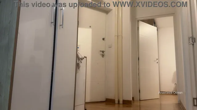 Towel Drop Flash - Delivery Guy Gets Full Frontal Surprise